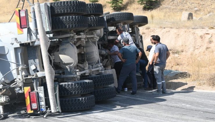 Kontrolden çıkan beton mikseri refüje devrildi: 1 yaralı