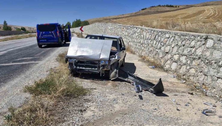 Kontrolden çıkan Fiat Tofaş otomobil duvara çarptı: 2 yaralı