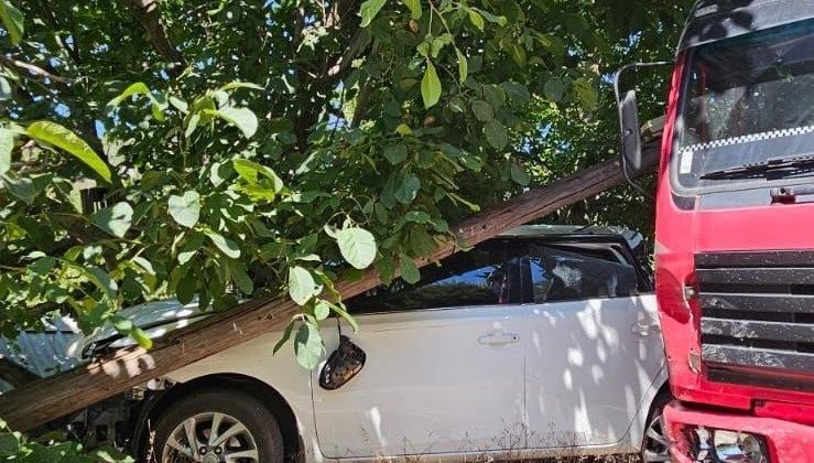 Kontrolden çıkan kamyon otomobile çarparak durdu