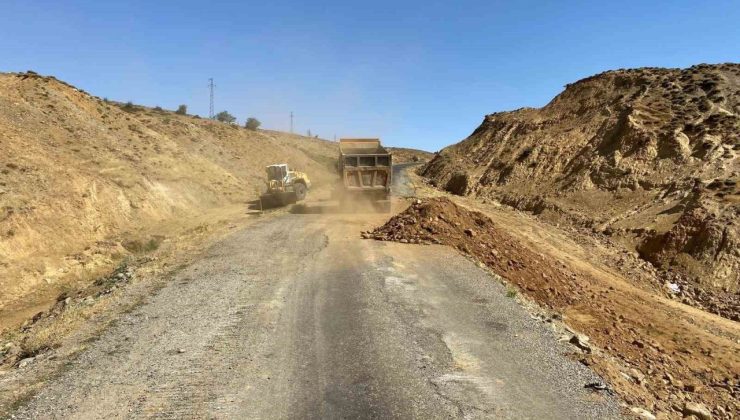 Köy yollarında genişletme çalışmaları sürüyor