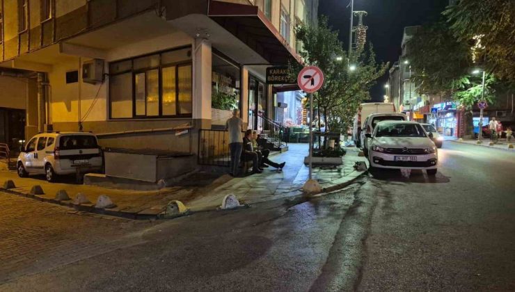 Küçükçekmece’de kız arkadaşıyla yürüyen gence silahlı saldırı kamerada