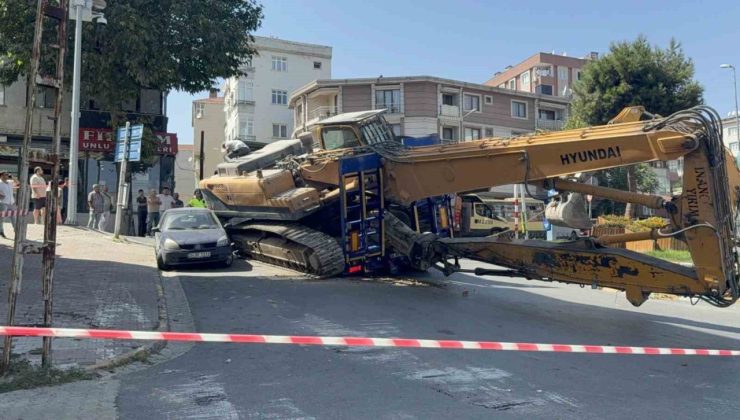 Küçükçekmece’de tırdan düşen iş makinesi araca çarptı