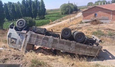 Kütahya’da inşaat malzemesi yüklü kamyon devrildi: 1 yaralı