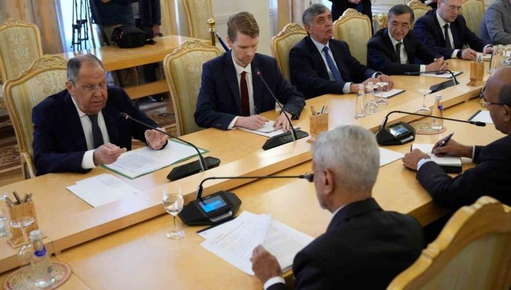 Lavrov: “Putin, Zelenskiy de dahil görüşmeye hazır olduğunu defalarca söyledi”