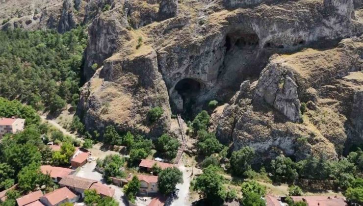 Mağaraları görebilmek için yüzlerce basamak çıkıyorlar
