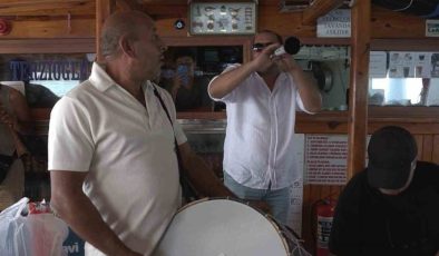 Mahalleliden denizin ortasında davul zurnalı eğlence