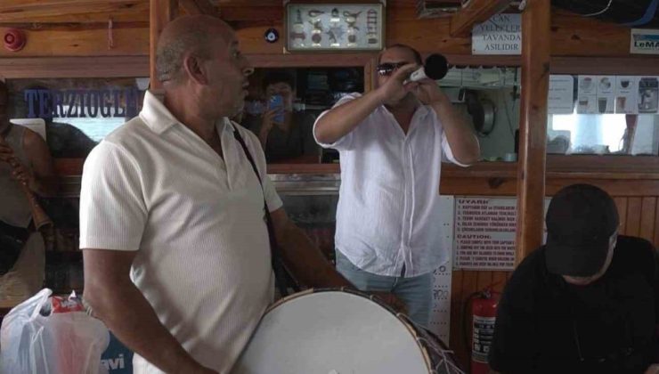 Mahalleliden denizin ortasında davul zurnalı eğlence