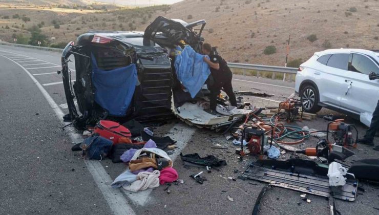 Malatya-Kayseri karayolu Akçadağ ilçesinde hafif ticari araç ile otomobilin kafa kafaya çarpışması sonucu ilk belirlemelere göre 4 kişi hayatını kaybetti, 2 kişi yaralandı.