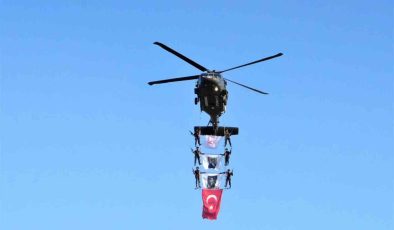 Malazgirt Zaferi’nin 954. yıl dönümünde jandarma helikopterlerinden nefes kesen gösteri