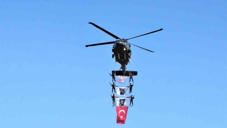 Malazgirt Zaferi’nin 954. yıl dönümünde jandarma helikopterlerinden nefes kesen gösteri