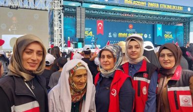 Malazgirt Zaferi’nin 954. yılında Erzurumlu Hüsna teyze dualarıyla tarihe tanıklık etti