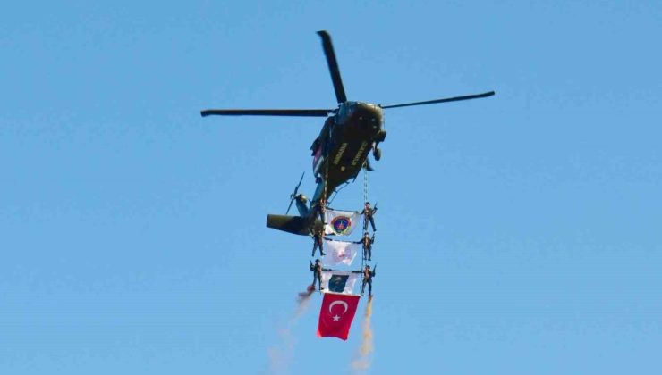 Malazgirt’te Çelik Kanatlar göz kamaştırdı