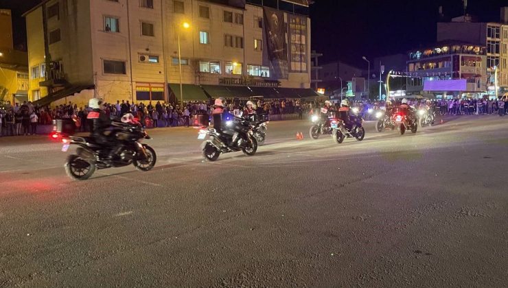 Malazgirt’te zaferin 954. yıldönümünde meşaleler ve Türk bayraklarıyla fener alayı düzenlendi