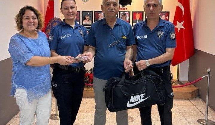 Manisa’da vatandaşın yolda bulduğu 20 bin lira sahibine teslim edildi