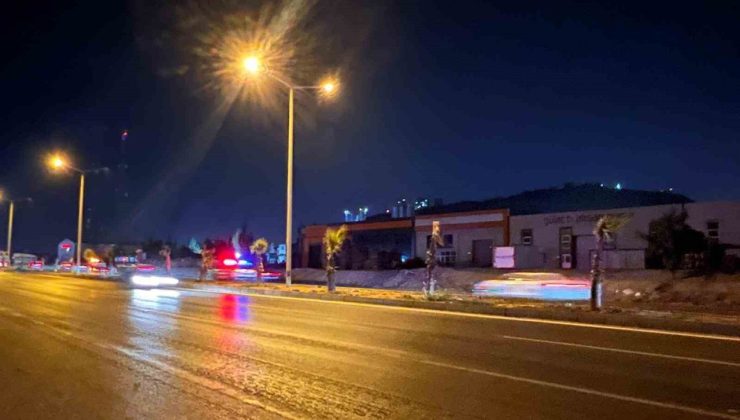 Markete gitmek isteyen anne ve kızına otomobil çarptı: Anne öldü, kızı ağır yaralandı