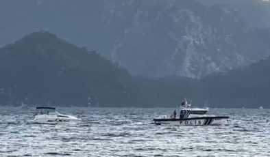 Marmaris’te denizde arızalanan teknedeki vatandaşlar polis botu ile kurtarıldı