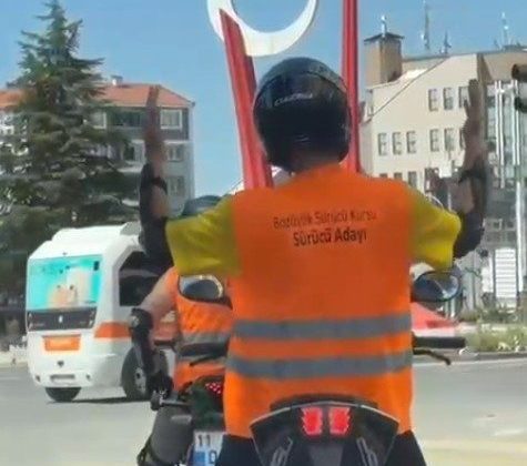 Motosiklet sürücüsünün müzik eşliğinde dans ettiği renkli anlar kamerada