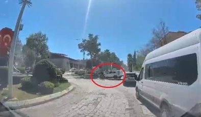 Motosikletin, dönüş yapan otomobille çarpıştığı kaza kamerada