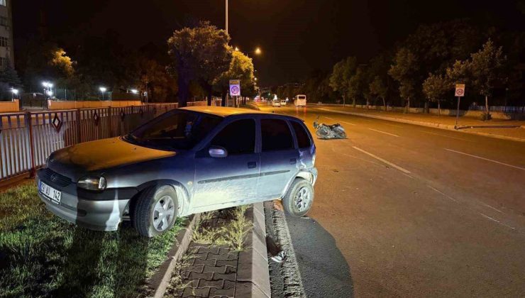 Motosikletle çarpışan otomobil refüje çıktı: 3 yaralı