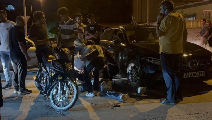 Motosikletle otomobile çarpan genç yaralandı