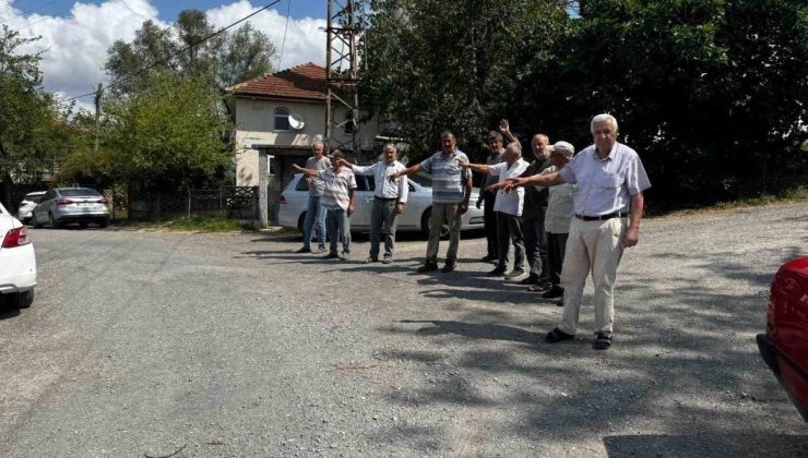 Muhtar ve köylünün yol çilesi