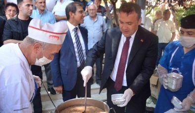Muhtarlar 30 Ağustos’ta bin 500 kişiye aşure dağıttı