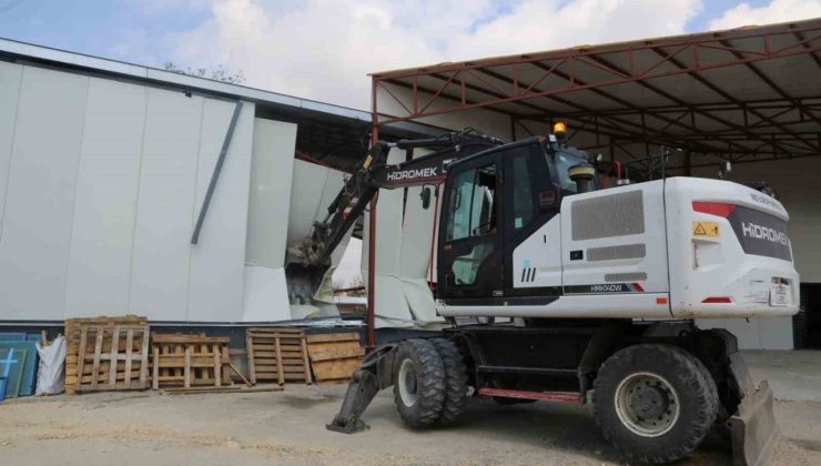 Nilüfer’de kaçak 2 iş yeri yıkıldı