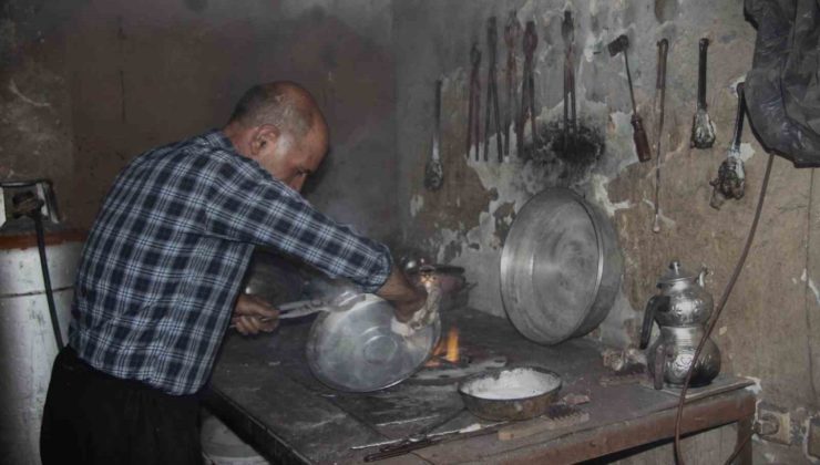 Ocakbaşında büyüyen kalay ustası mesleğini yaşatmaya çalışıyor
