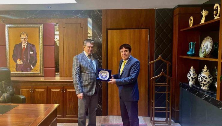 Odunpazarı Kaymakamı Ömer Ulu’ya plâket takdimi