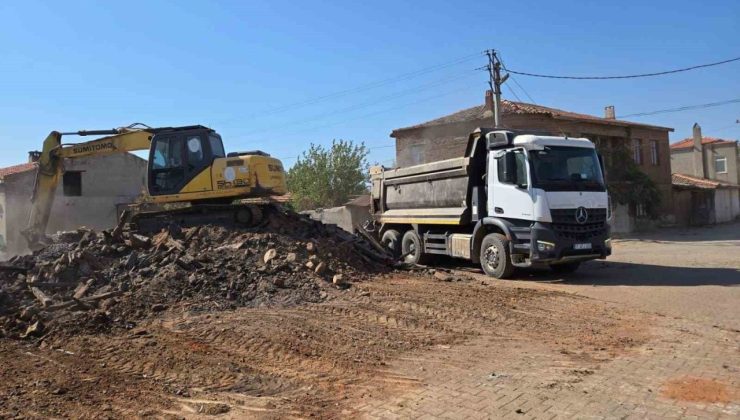Orman yangınında hasar alan binaların enkazları bir bir kaldırılıyor