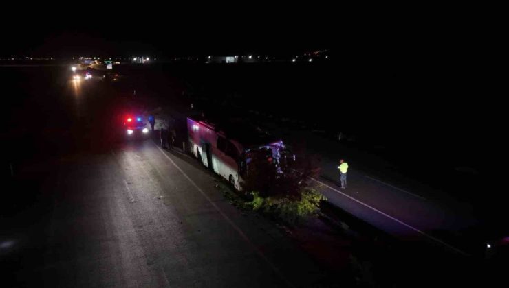 Orta refüje çıkan yolcu otobüsü ağaçları devirdi: 1 ölü, 13 yaralı