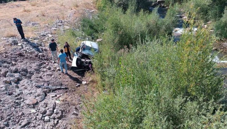 Otomobil dere yatağına uçtu: 2 ölü
