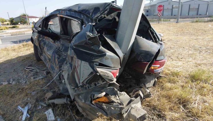 Otomobil direğe ok gibi saplandı: 3 yaralı