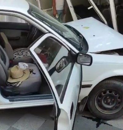 Otomobil kuaför dükkanına daldı: 1 yaralı