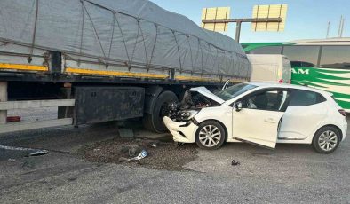 Otomobil tıra çarptı: 2 yaralı