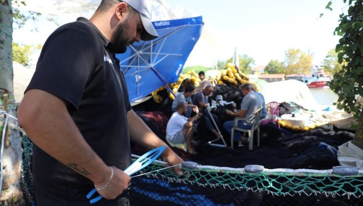 Palamuttan ümidini kesen balıkçılar, ağlarını hamsi için onardı