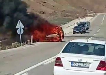 Park halindeki araç alev topuna döndü