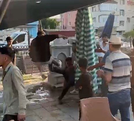 Pazar yerinde 3 kişi, bir genci tekme tokat dövdü