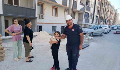 Pencerede mahsur kalan kediyi itfaiye kurtardı