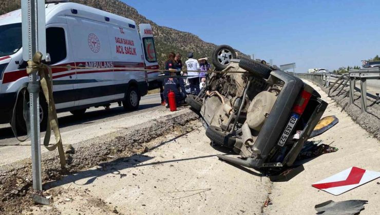 Refüje çarparak takla atan Tofaş kullanılmaz hale geldi: 4 yaralı
