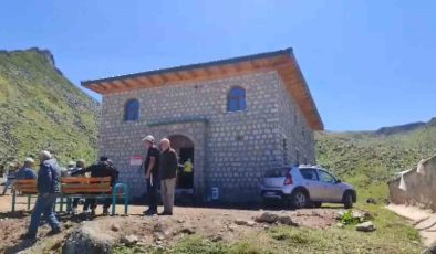 Rize’nin en yüksek yayla camisi Çamlıhemşin’de açıldı