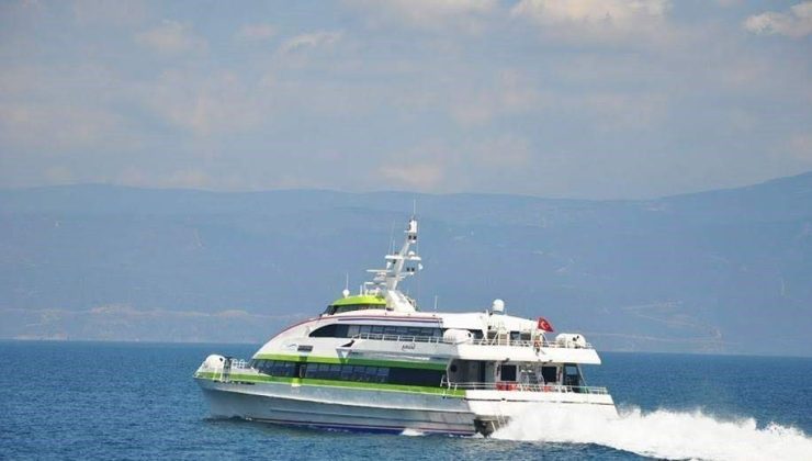 Rüzgar ve fırtına Marmara’da deniz seferlerini aksatıyor