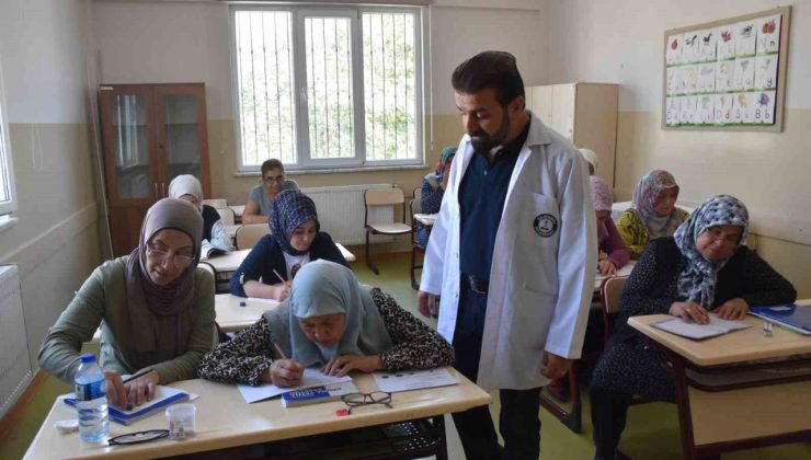 Şahinbey Belediyesi’nin tesislerinde okuma yazma öğreniyorlar
