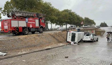 Samsun’da yoldan çıkan minibüs iki araca çarparak devrildi
