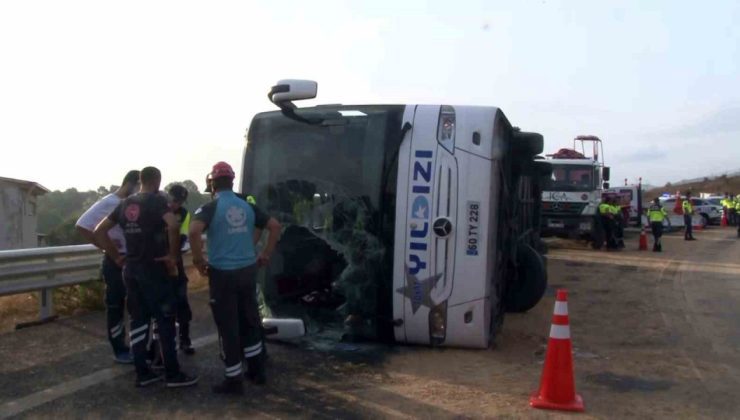 Sancaktepe’de 3 kişinin hayatını kaybettiği kaza sonrası yolcu otobüsü olay yerinden kaldırıldı