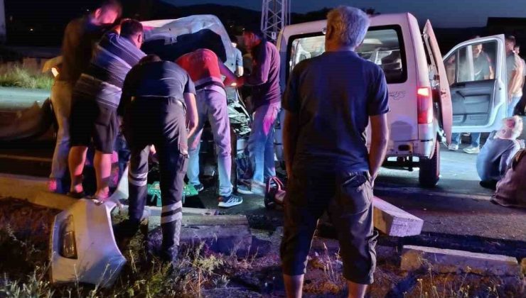 Şarkikaraağaç’ta hafif ticari araç ile otomobil çarpıştı: 5 yaralı