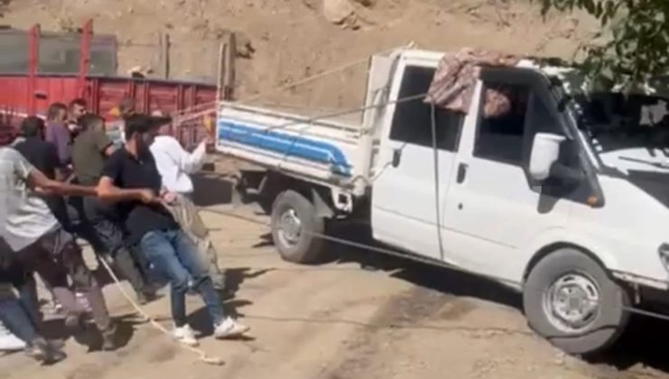 Şemdinli’de halatlı kurtarma operasyonu: Kamyonet uçurumun kenarından kurtarıldı