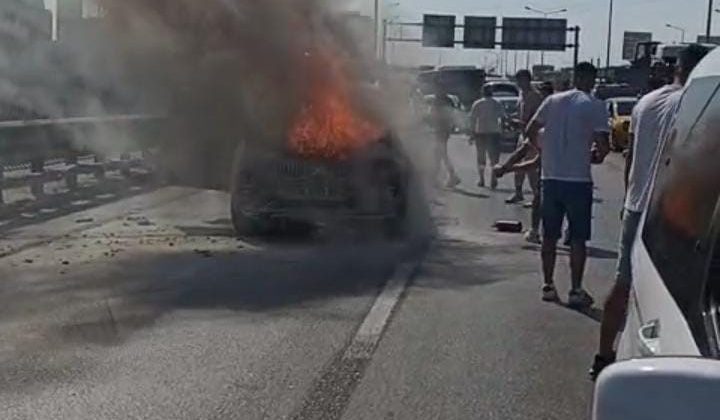 Seyir halindeki araç alev alev yandı