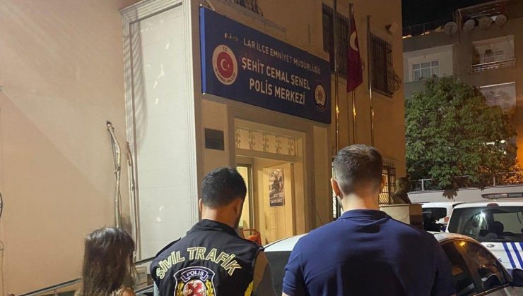 Seyir halindeki araçta uygunsuz hareketlerde bulunan zanlılar yakalandı