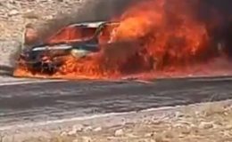 Seyir halindeki otomobil alev alev yandı